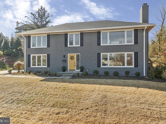 3rd image of 7210 Regent Dr
