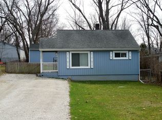 555 Woodruff Lake Rd, Highland, MI 48357