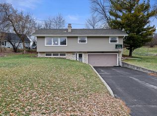 22147 W Hillcrest Dr, Waukesha, WI 53186