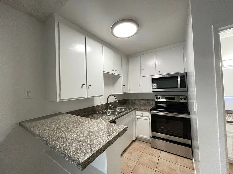 6340 Vineland Ave — Photo 15