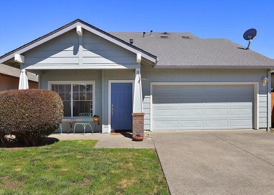 2 car garage and 2 car parking space driveway