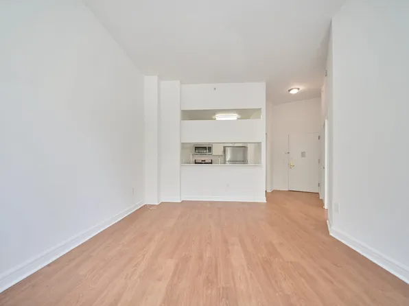 160 Riverside Boulevard image 4 of 11