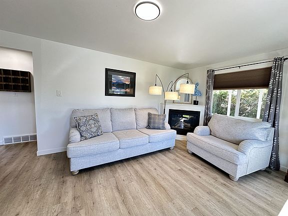 5th image of 307 E Joseph Ave