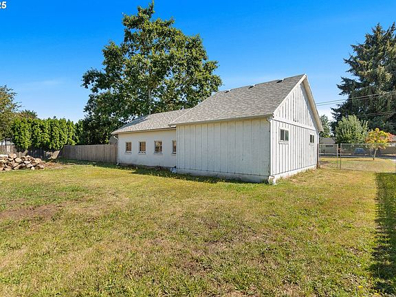 4th image of 1675 NE Herrold Ct