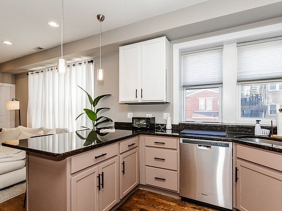 4th image of 1432 N Maplewood Ave APT 204