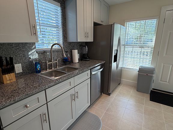 4th image of 9039 Elroy Rd