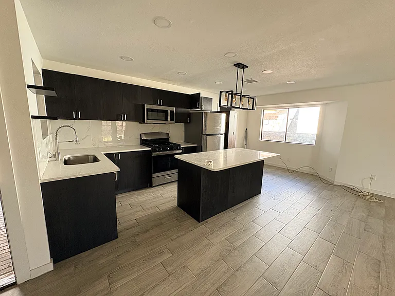 11100 Childress Ave — Photo 4