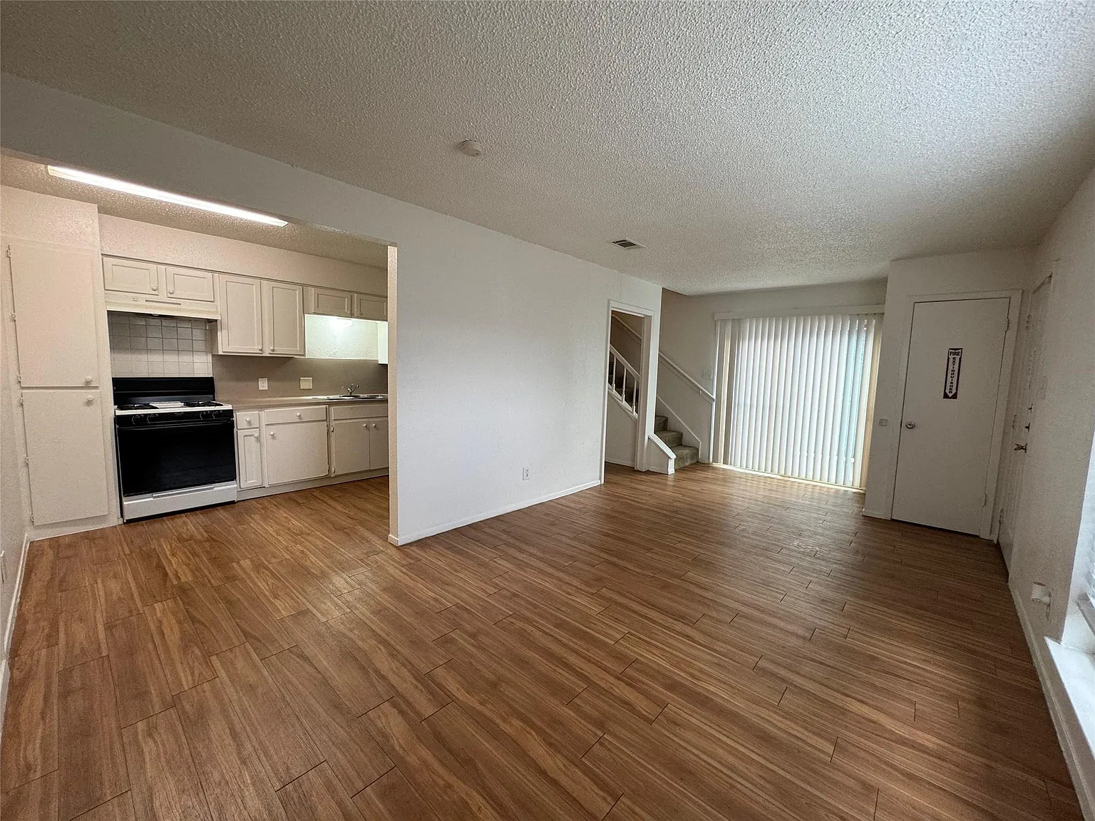2 bed, 1.5 bath, 943 sqft, $1,358 — Photo 3