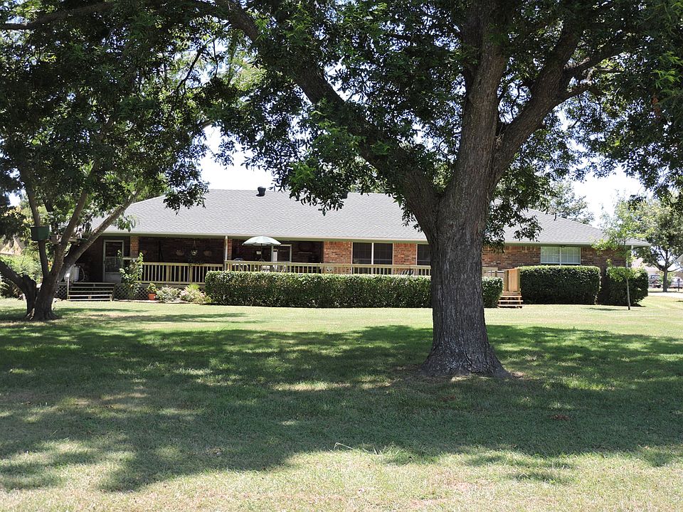 Front yard with Pecan Tree
