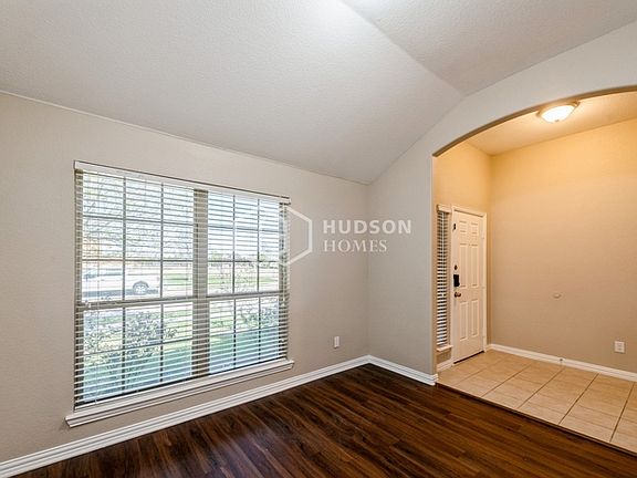 3rd image of 612 S Heights Dr