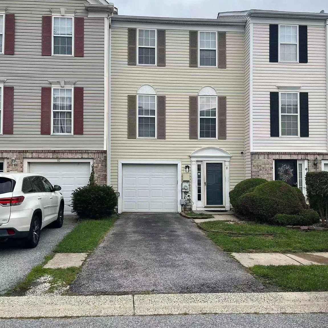3 bed, 2.5 bath, 2115 sqft, $2,400 — Photo 1
