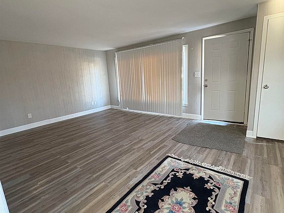 5th image of 21700 Elizabeth St