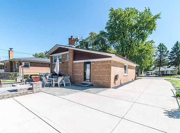 5th image of 5120 W 107th St