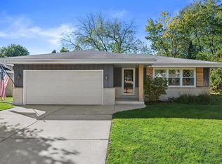 1916 Chapman DRIVE, Waukesha, WI 53189