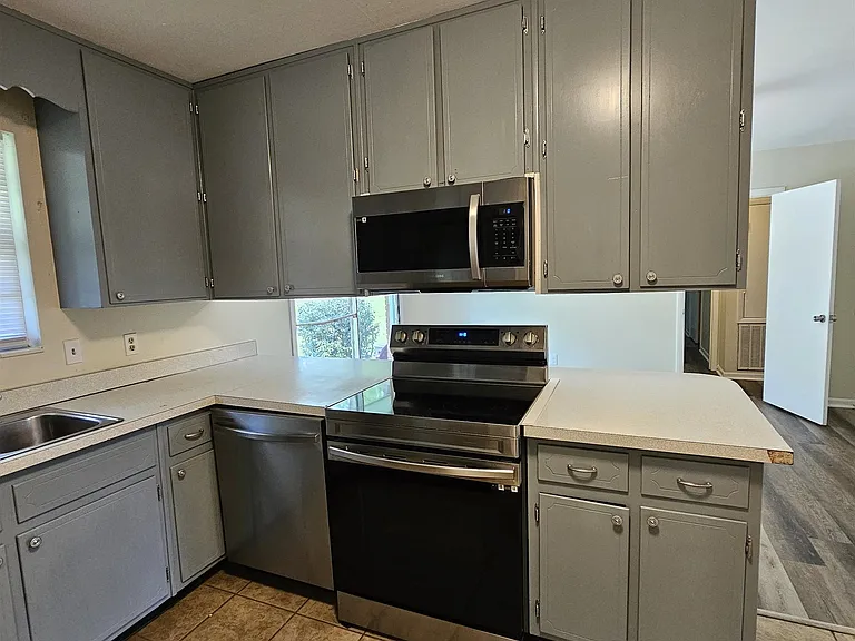 550 E Bradford Rd — Photo 7