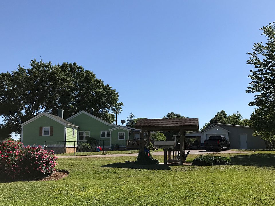 Side view. Gazebo. Garage.