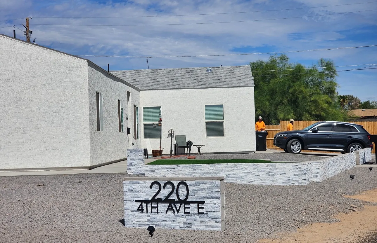 220 4th Ave E — Photo 1