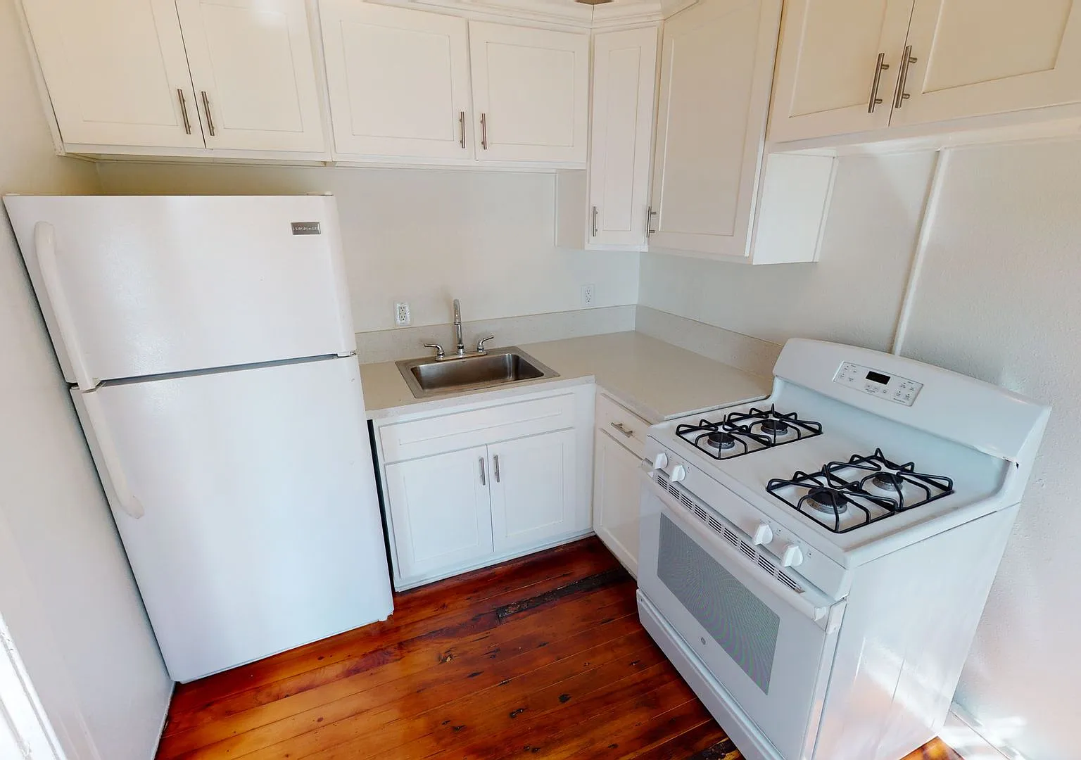 Kenmore Apartments...Newly Remodeled Gorgeous Apartment...Great Location! — Photo 4