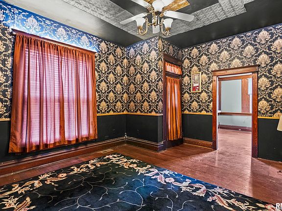 4th image of 227 N Walnut St