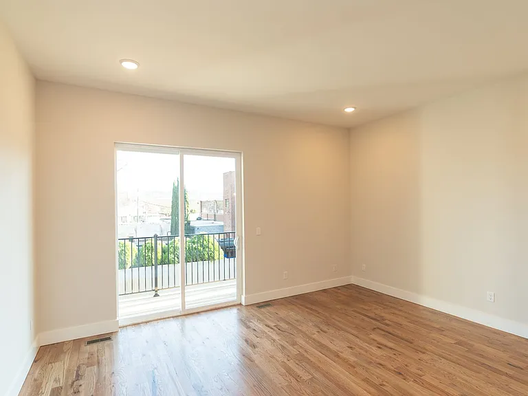 1039 Montague Pl — Photo 5