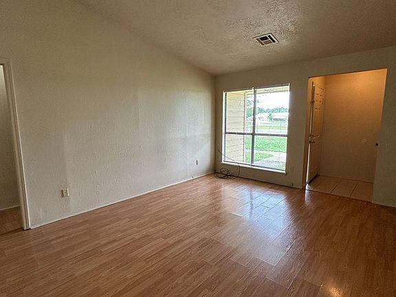 3rd image of 905 NE Rogers Ln Unit 2