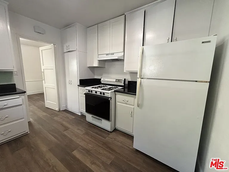 1638 Greenfield Ave — Photo 6