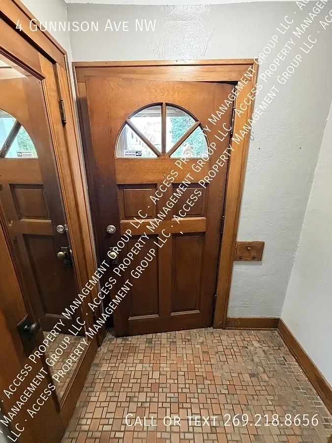 NW Side 3 Bedroom 1 Bathroom Home By Pew Campus — Photo 2
