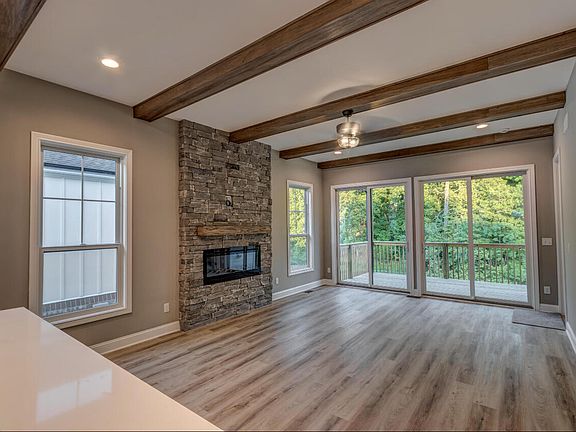4th image of 110 Hickory Grv