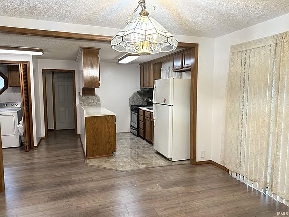 4th image of 900 E Lordeman St