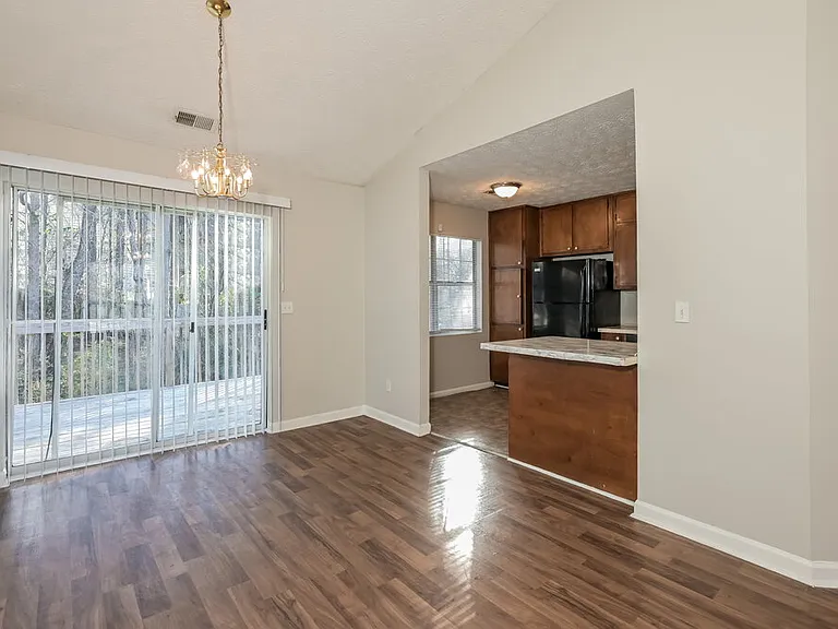 2314 Hampton Dr — Photo 6