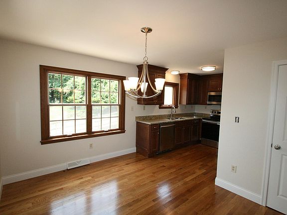 Open floor plan in kitchen/dining and livingroom