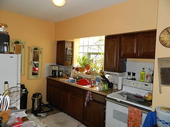3rd image of 8929 Burlington Ave