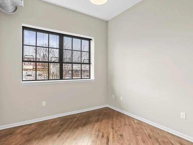 Lombard Commons — Photo 15
