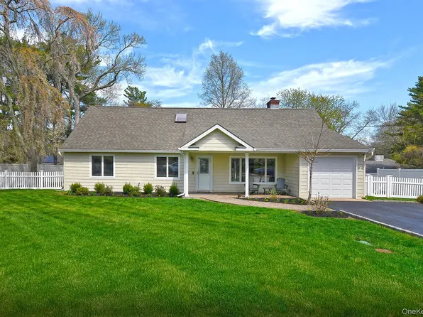 51 Fairfields Lane, Huntington Station, NY 11746