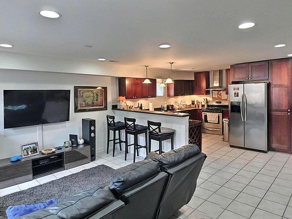 2nd image of 2534 N Marshfield Ave #G