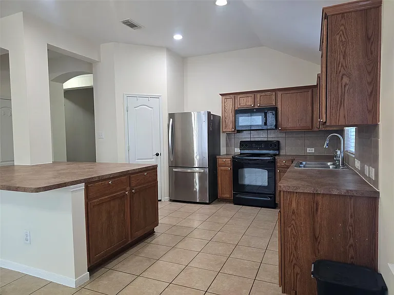 2706 Courtyard Ln — Photo 8