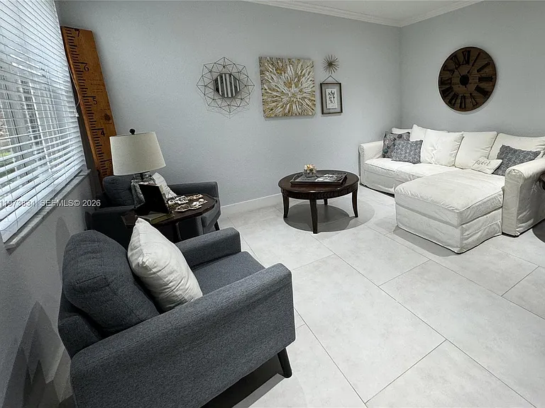 1527 Winterberry Ln — Photo 3