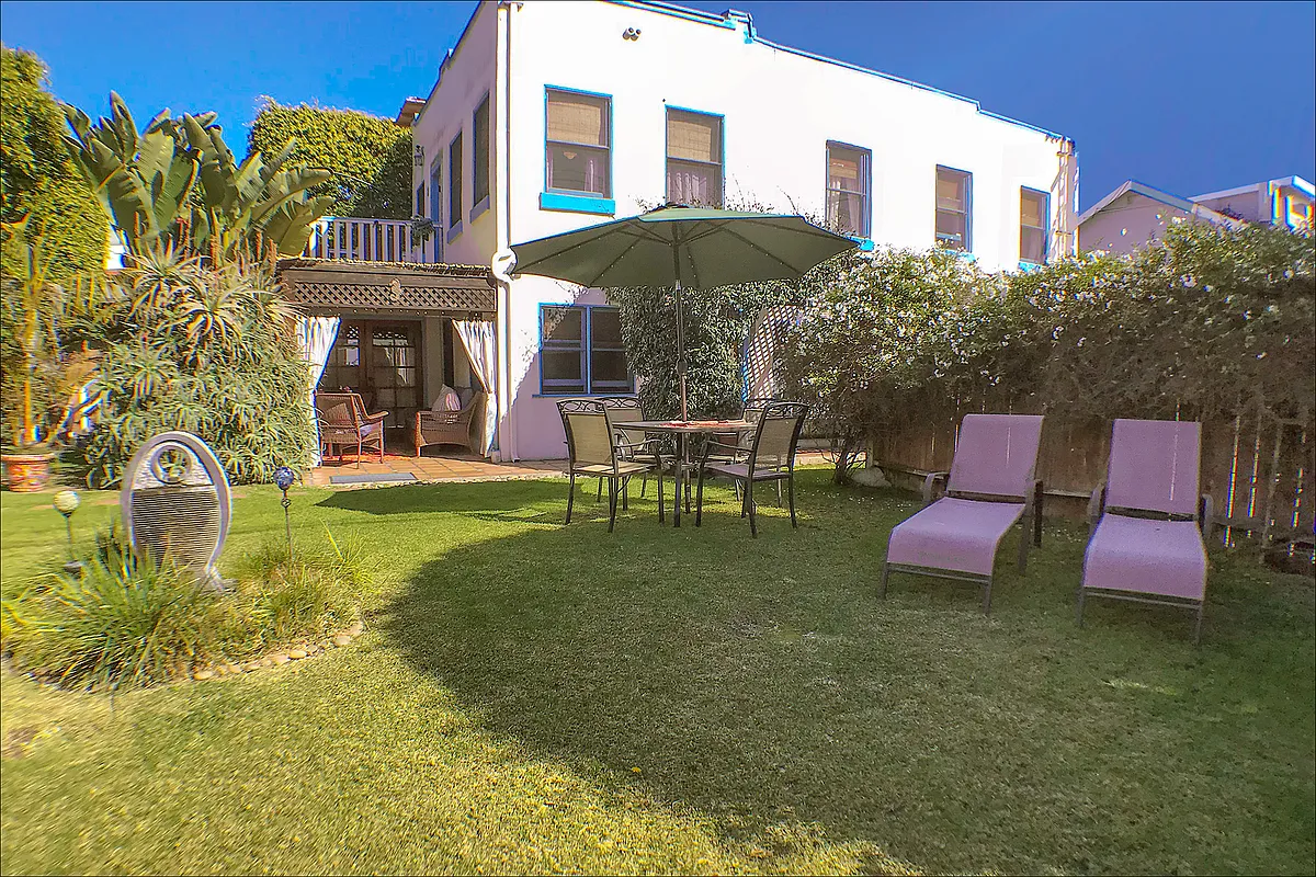 HUGE child-friendly yard w/outdoor dining set & lounge chairs - 14 S Venice Blvd #14