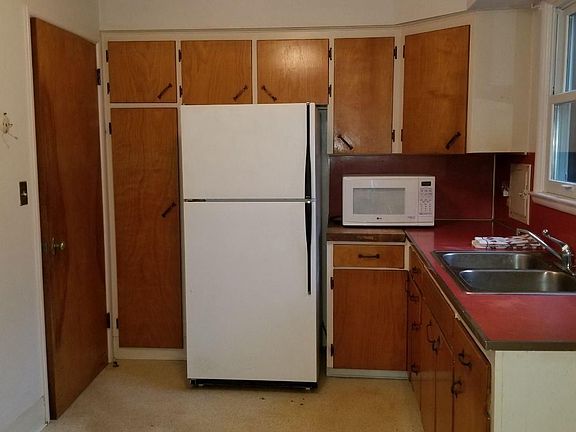5th image of 2610 Powell Ave