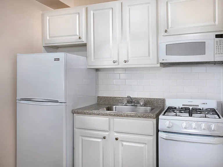 Miramar Apartments — Photo 14