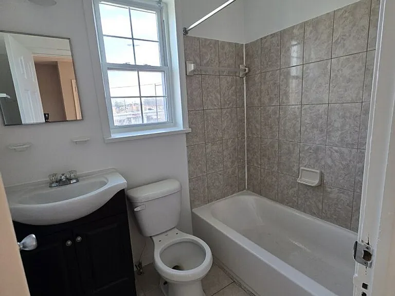 3208 E Capitol St NE — Photo 2