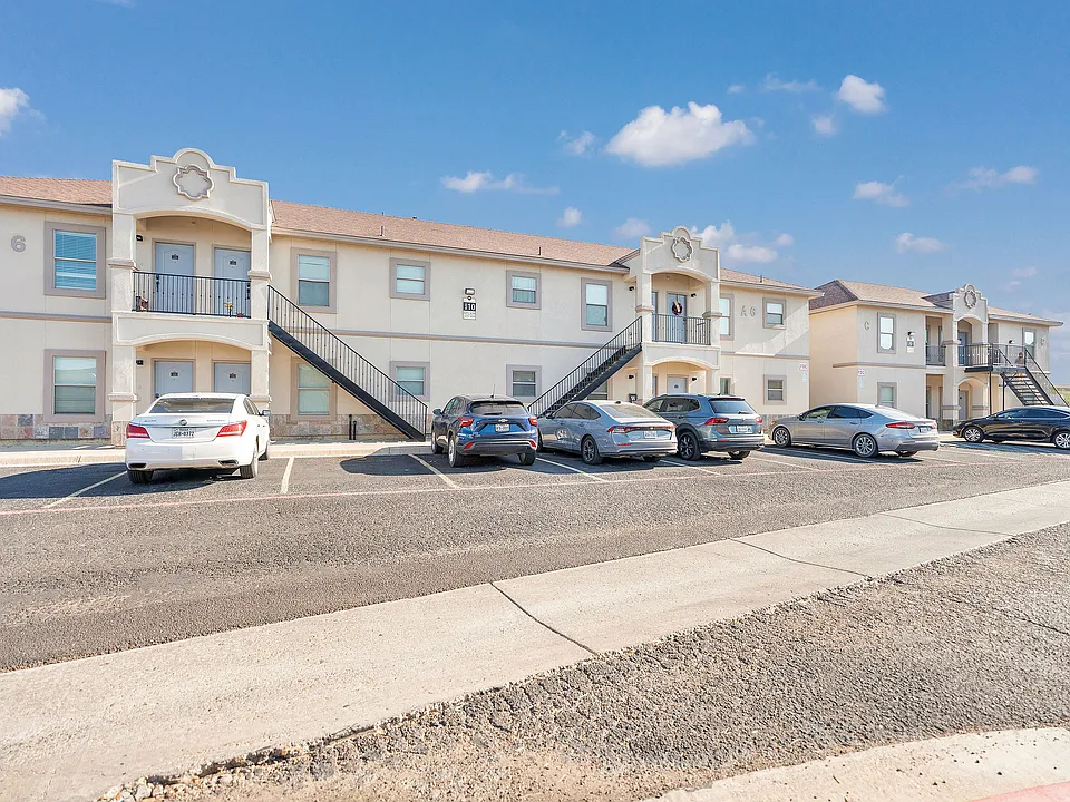 Stunning exterior of Merida Vista Apartments, located at a street corner, embodying luxury in Laredo, Texas