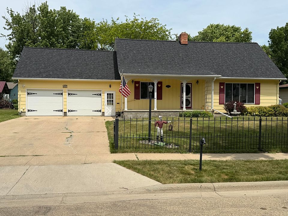 1st image of 417 18th Ave NE