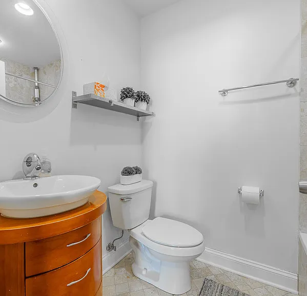 906 W Winona St #1N — Photo 9