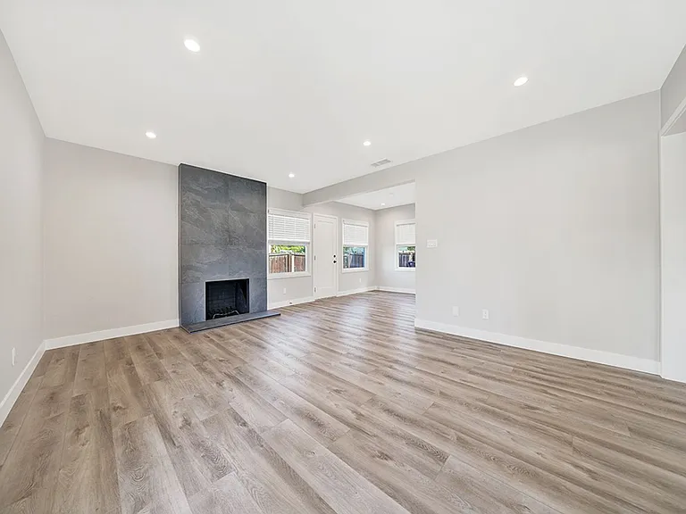 2476 Elden Ave — Photo 2