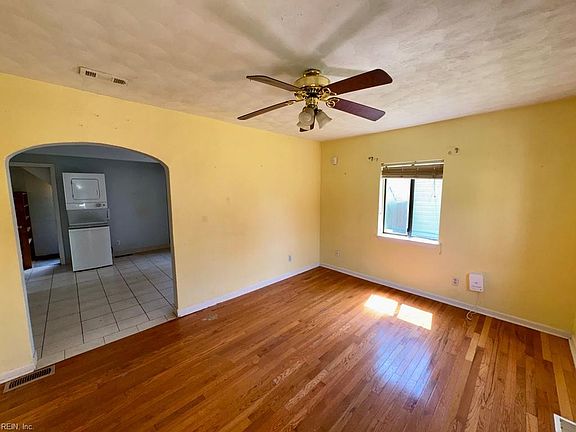 3rd image of 937 Quail St