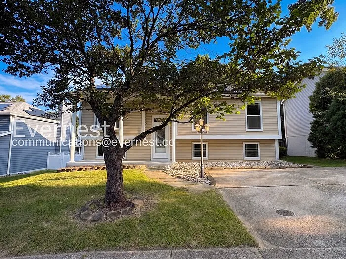 3 bed, 2.0 bath, 1818 sqft, $2,845 — Photo 2