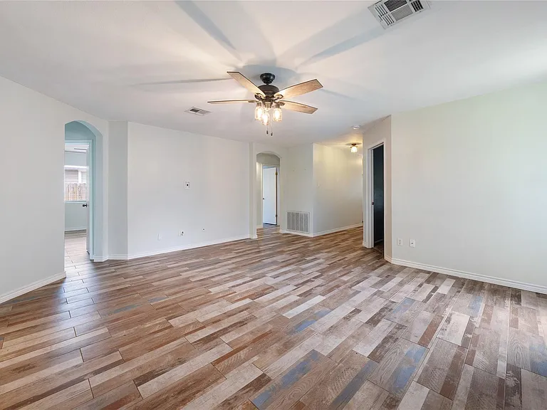 111 Quail Hollow Dr — Photo 2