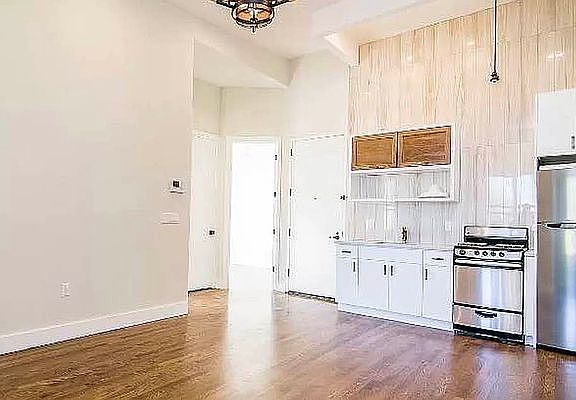 2nd image of 567 Evergreen Ave #2F