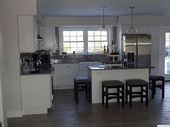 4th image of 15 Heather Ln